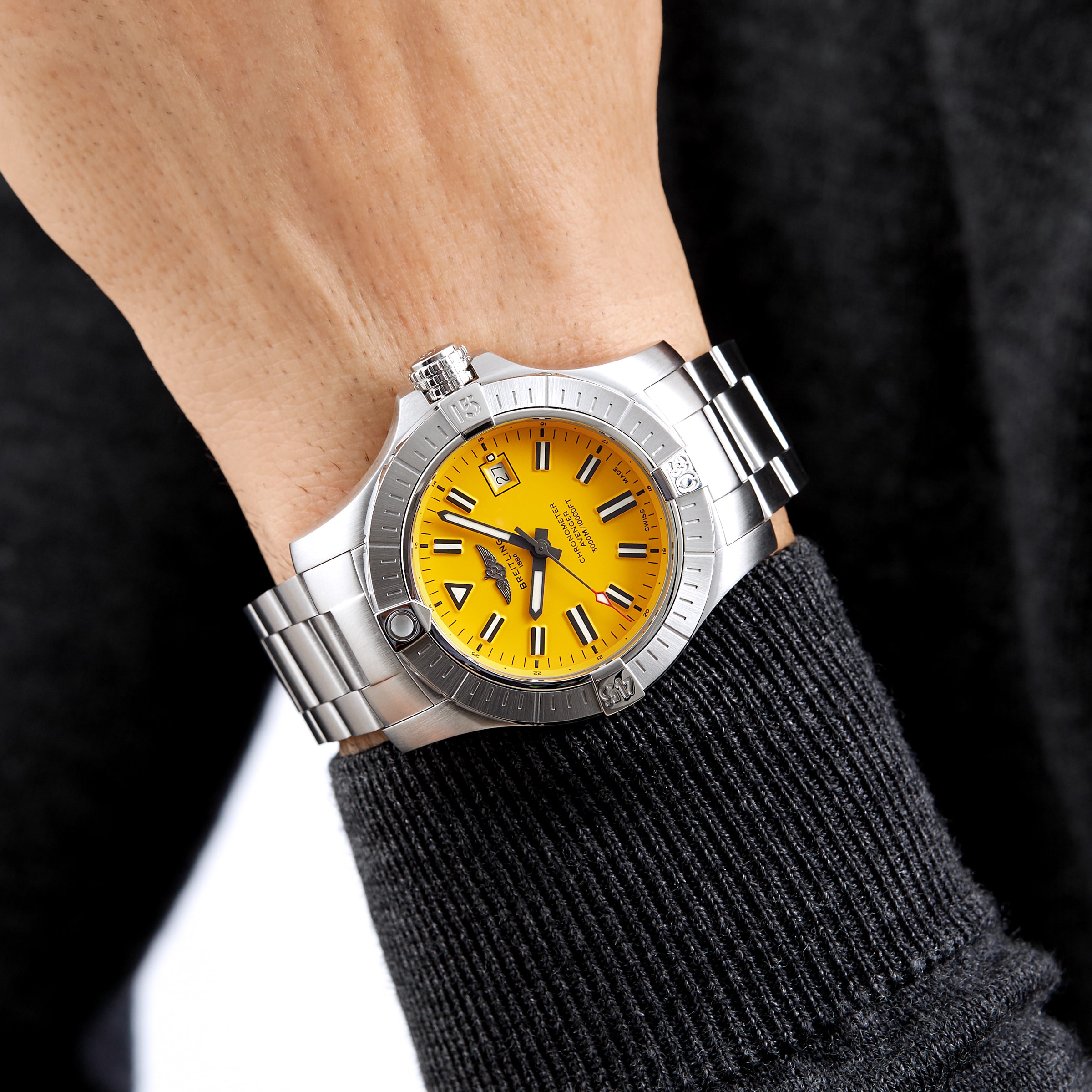 Breitling-Avenger-Automatic-45-A17319101I1A1825-12.jpg